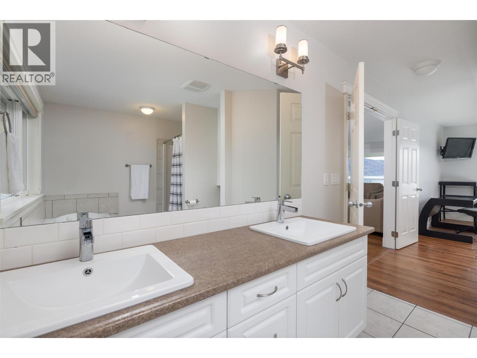 4244 Beach Avenue. Peachland, British Columbia