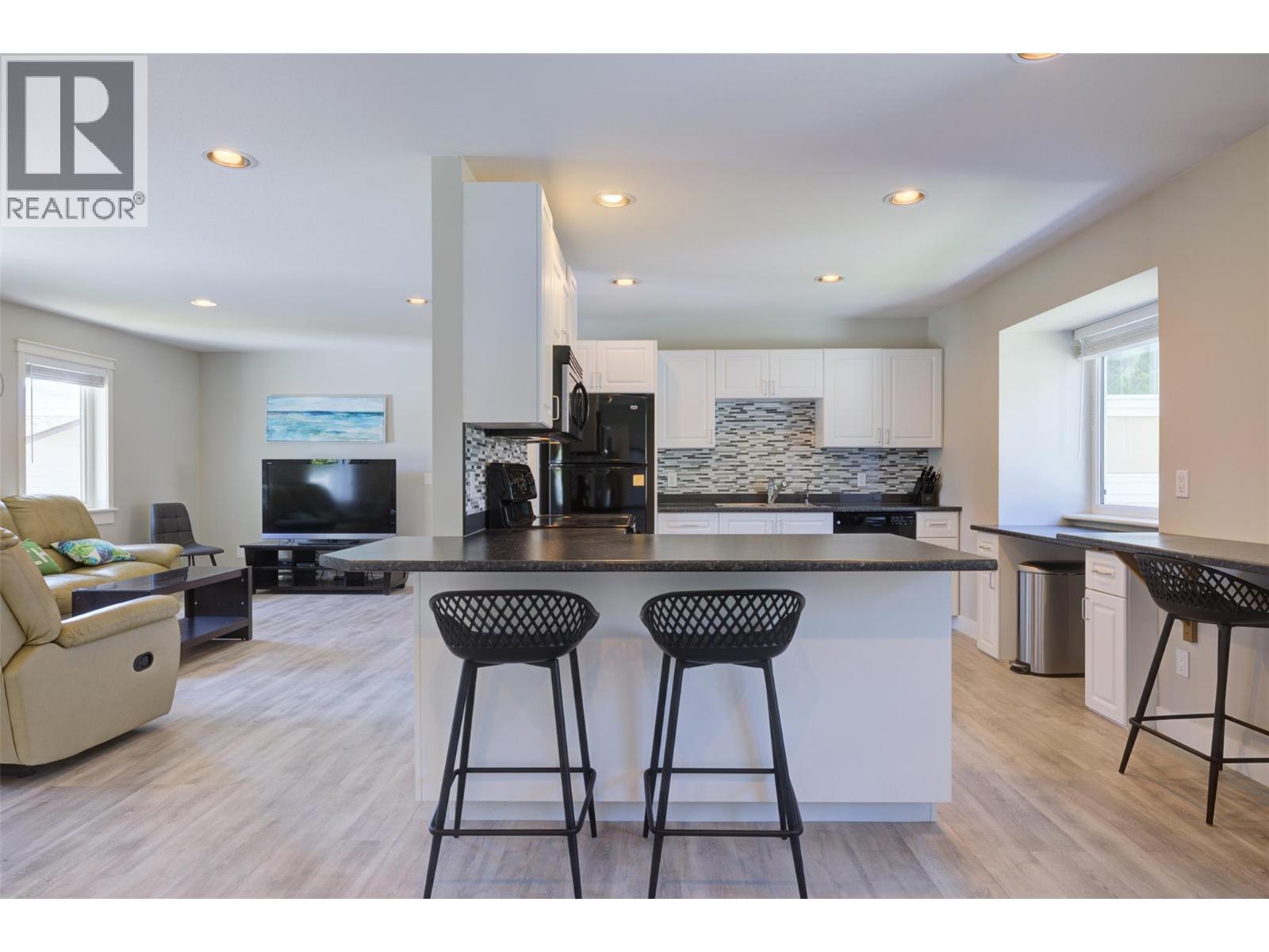 4244 Beach Avenue. Peachland, British Columbia