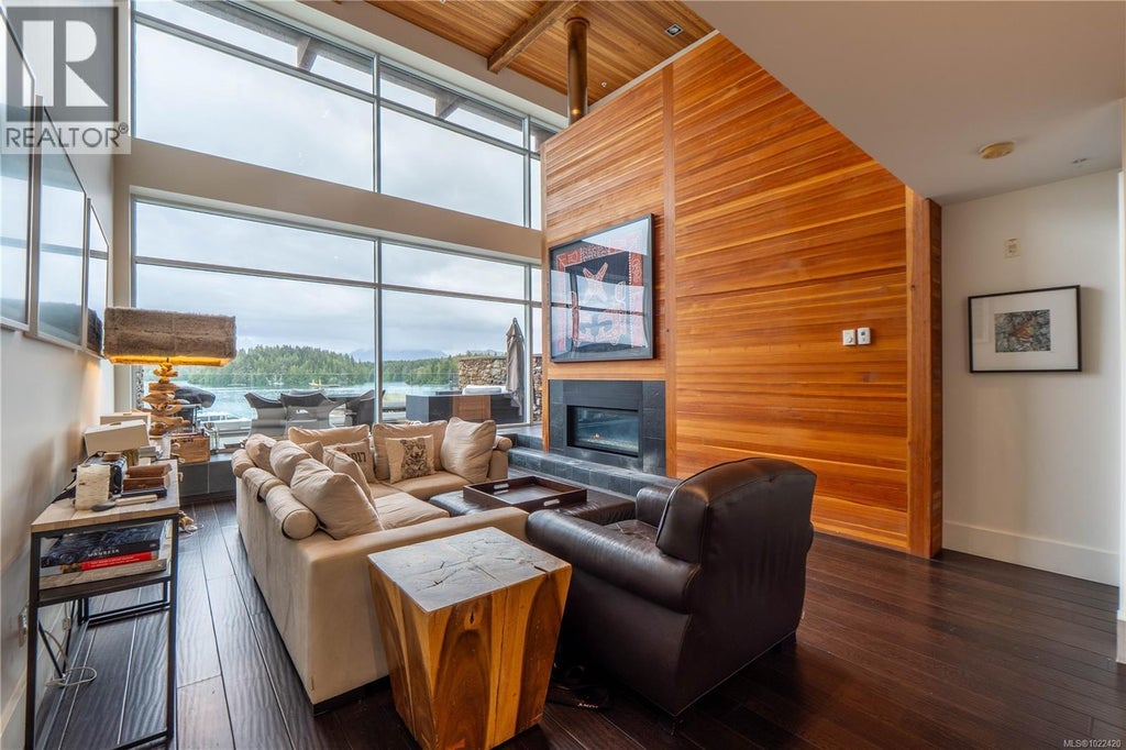 304 368 Main Street, Tofino