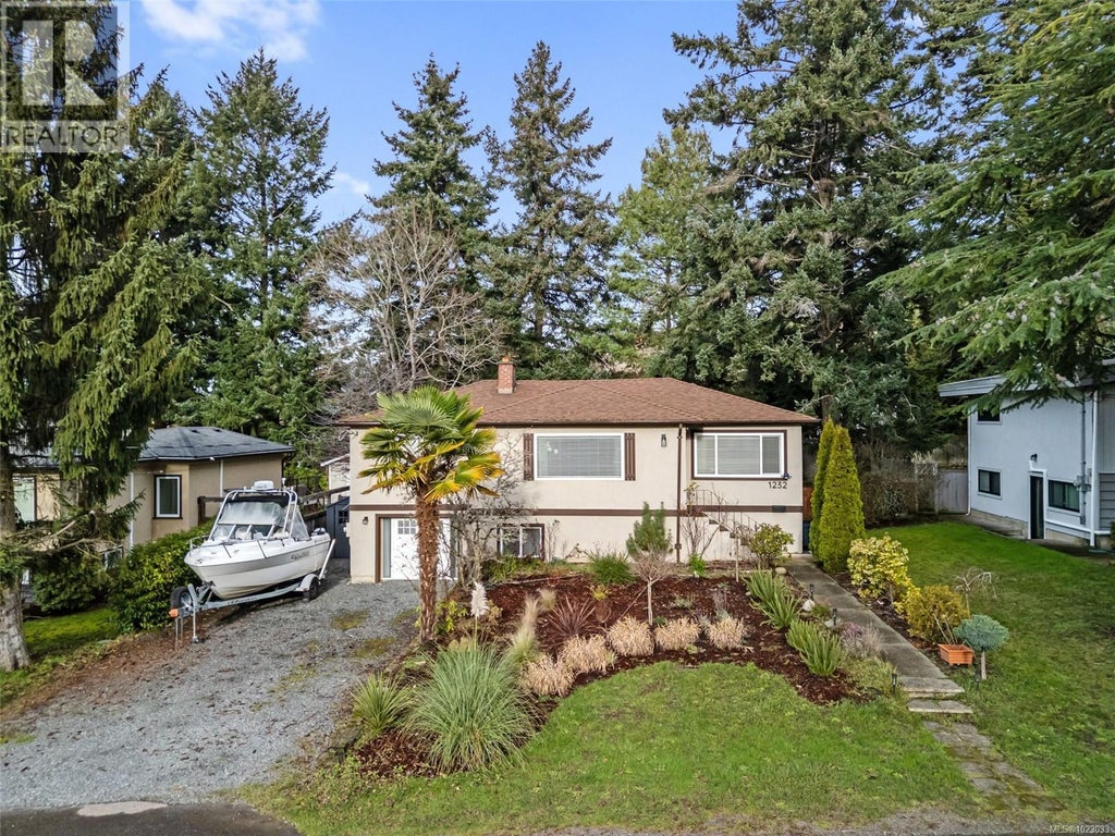 1232 Pearce Crecent, Saanich