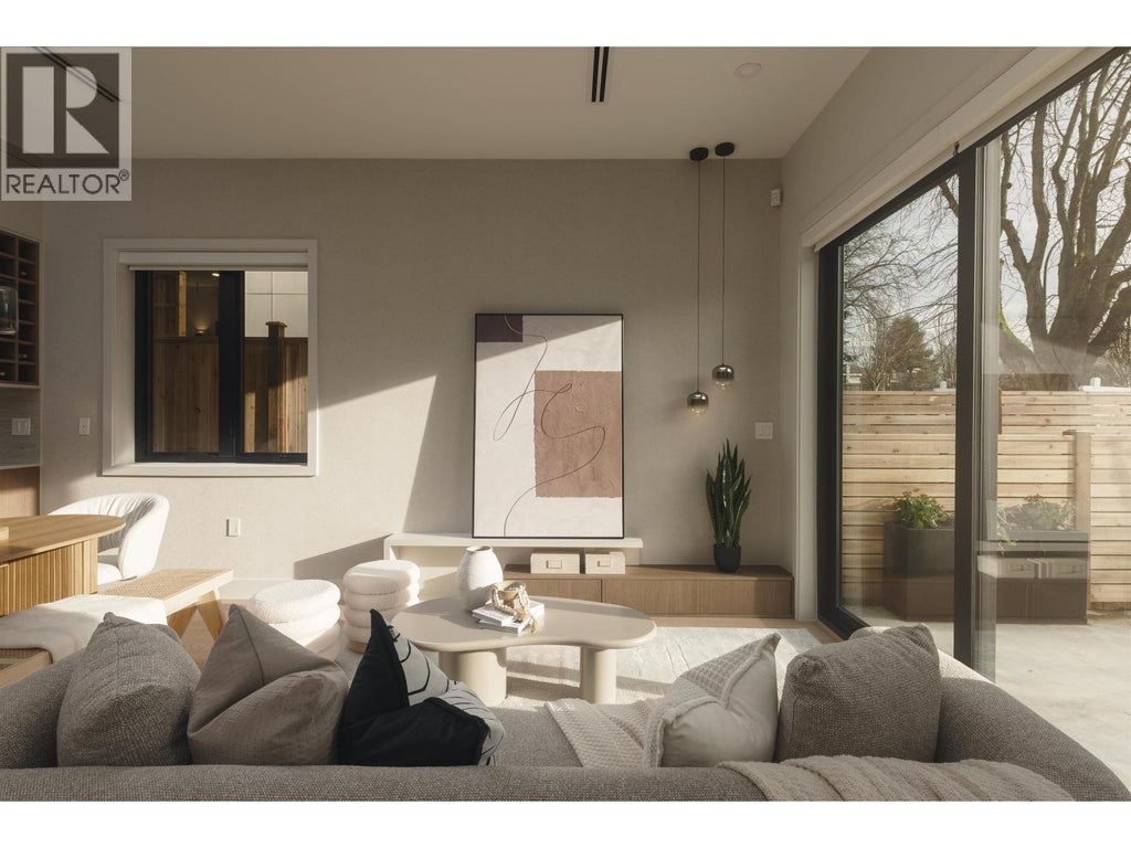 1 2637 W 12th Avenue, Vancouver