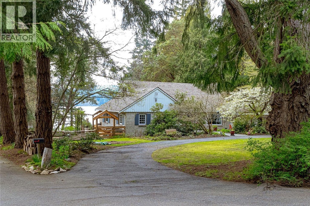5182 Santa Clara Avenue, Saanich