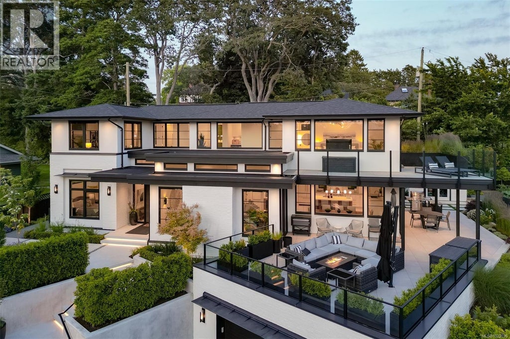 717 Robleda Crecent, Victoria