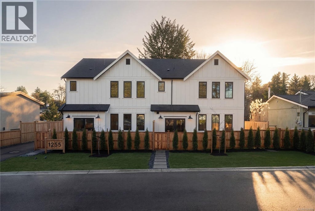 B 1255 Dunsterville Avenue, Saanich