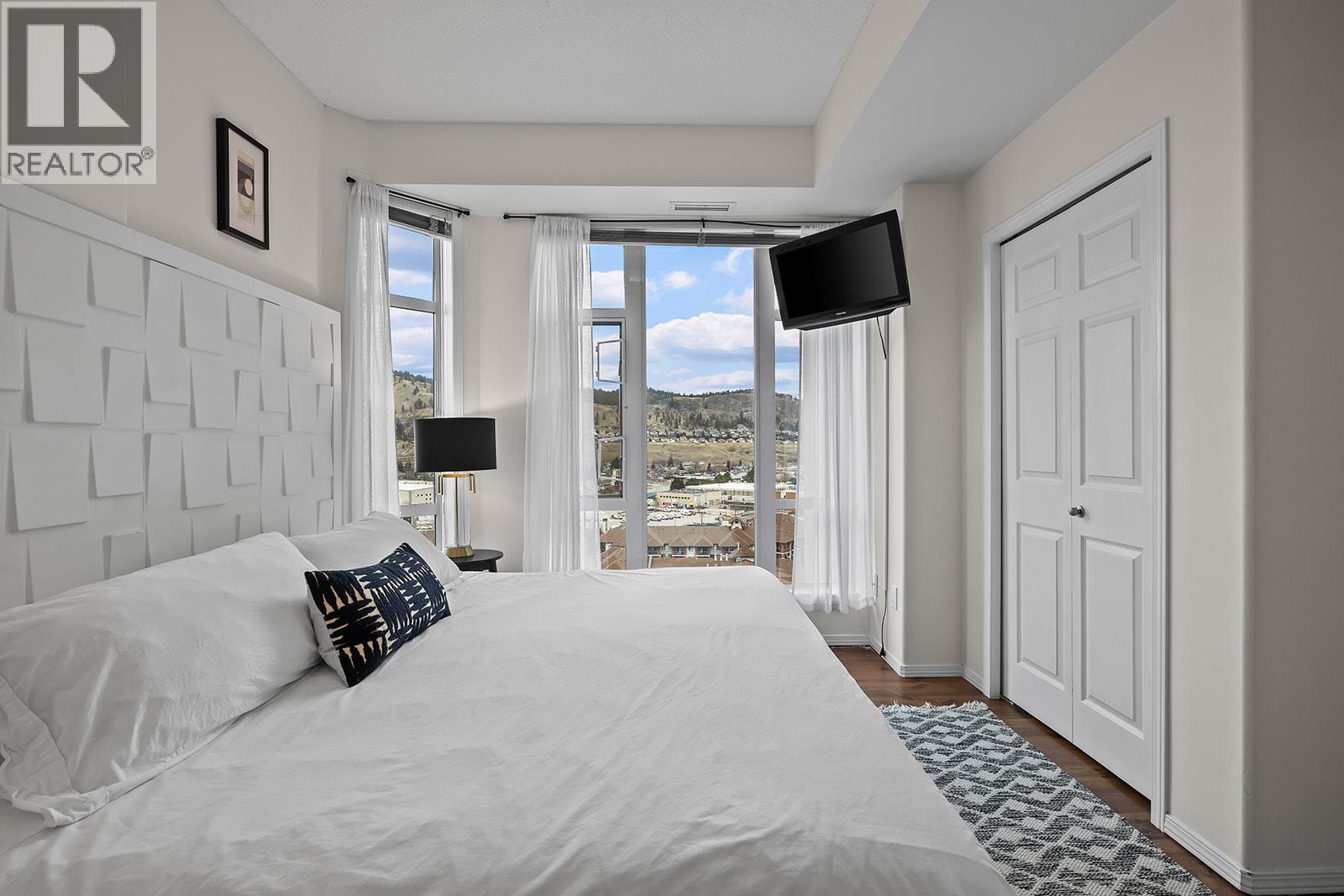 1128 Sunset Drive Unit# 1404. Kelowna, British Columbia