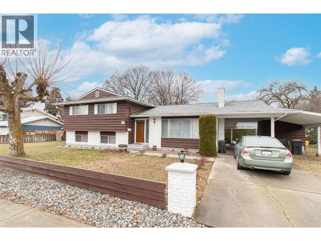 1590 Blondeaux Crescent, Kelowna