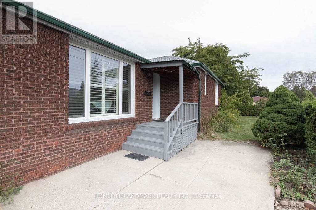 2 Collinson Boulevard, Toronto (clanton Park)