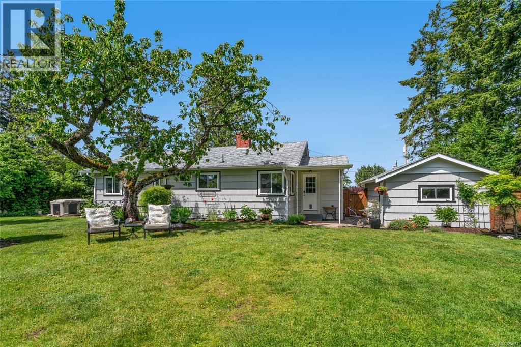 380 Hirst Avenue W, Parksville