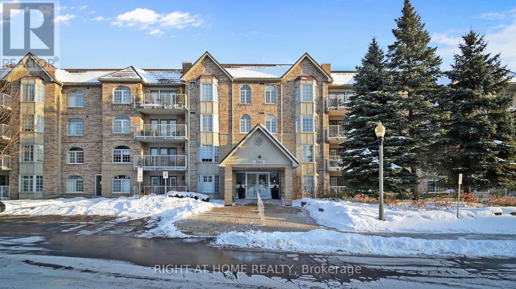 D408 - 216 Plains Road West Road W, Burlington (bayview)