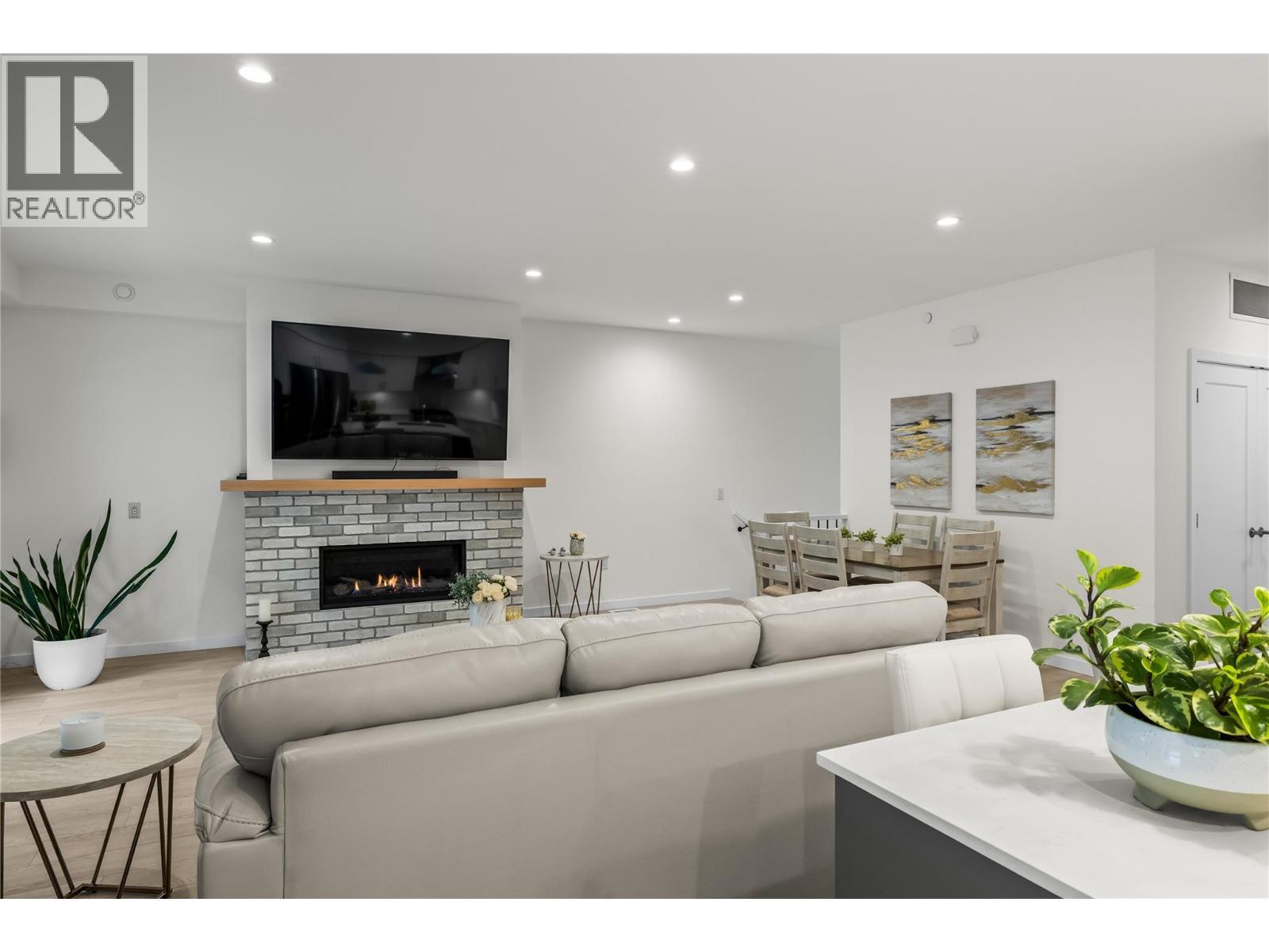 1979 Country Club Drive Unit# 20. Kelowna, British Columbia