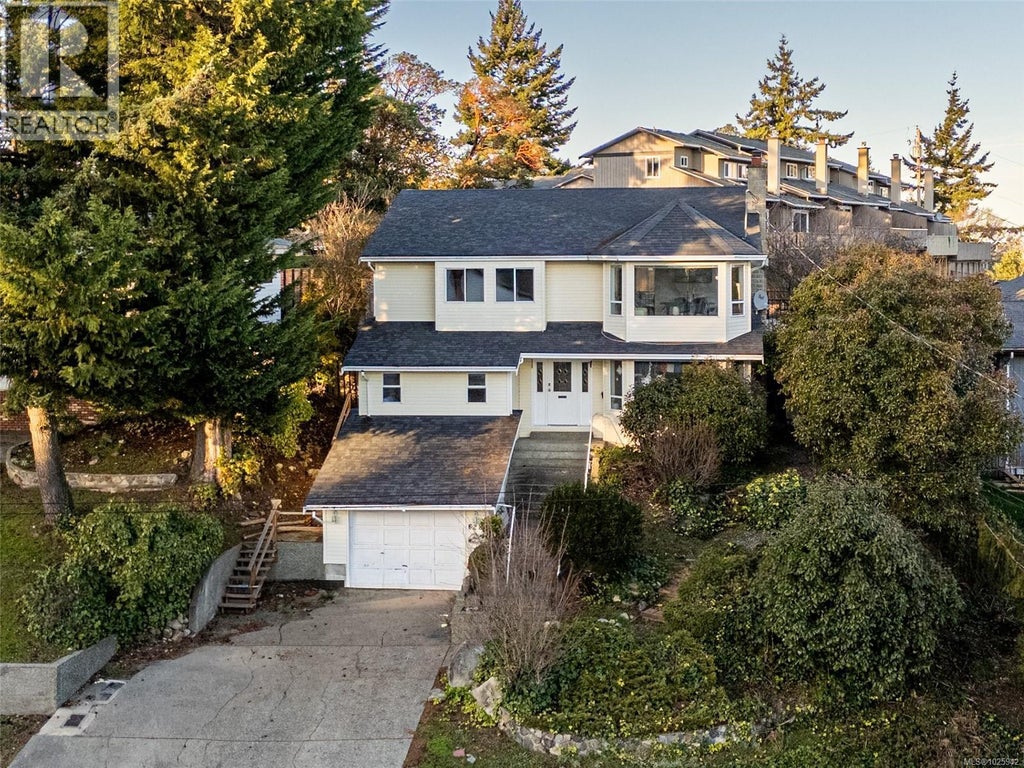 628 Cairndale Road, Colwood