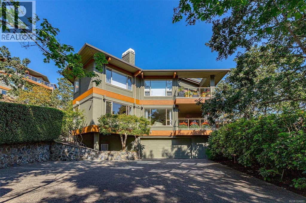 4 910 Maltwood Terr, Saanich