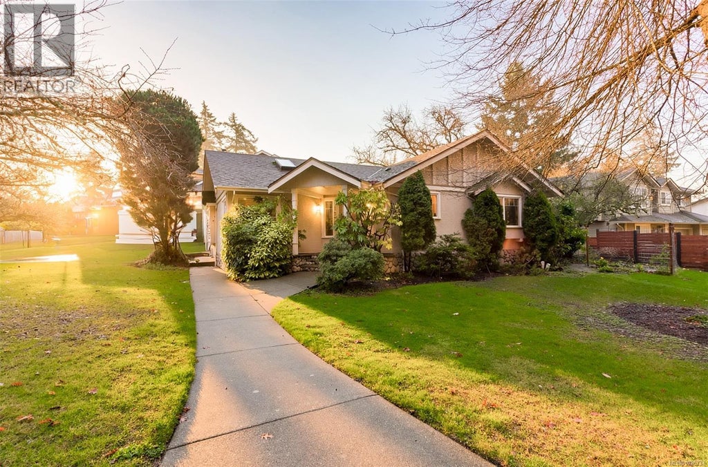 1975 Highland Road, View Royal