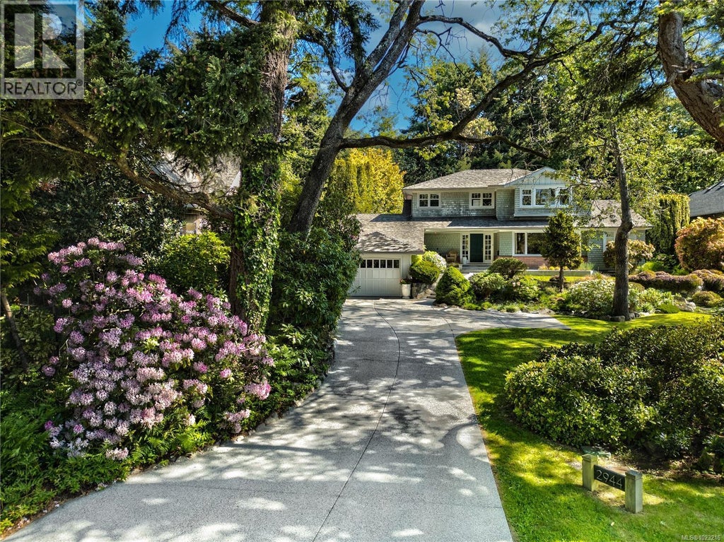 2944 Tudor Avenue, Saanich