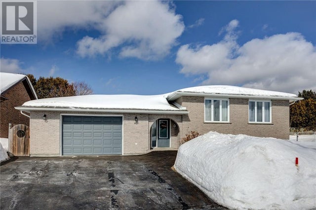 41 Oak Street, Capreol