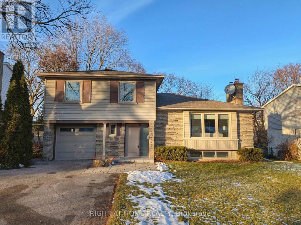 12 Courtham Avenue, Markham (grandview)