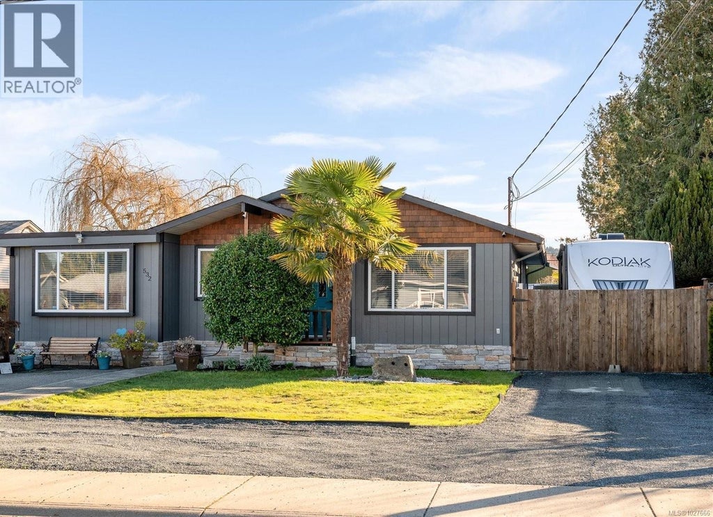 532 Banks Avenue W, Parksville