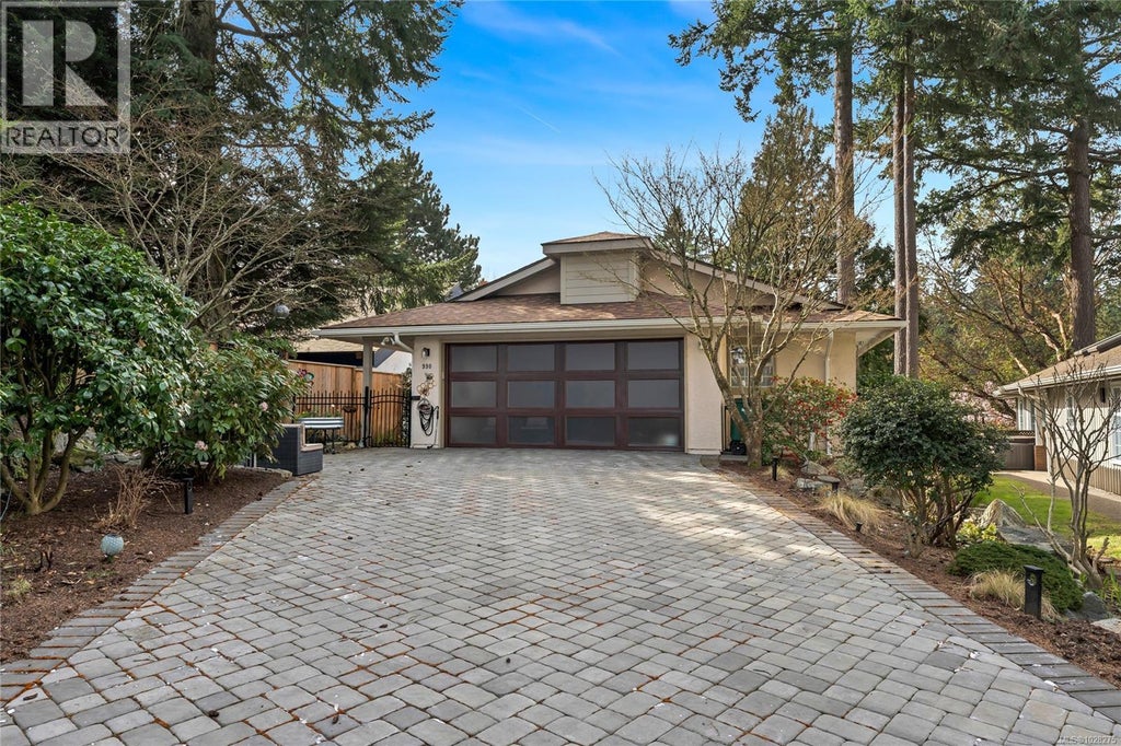 990 Scottswood Close, Saanich