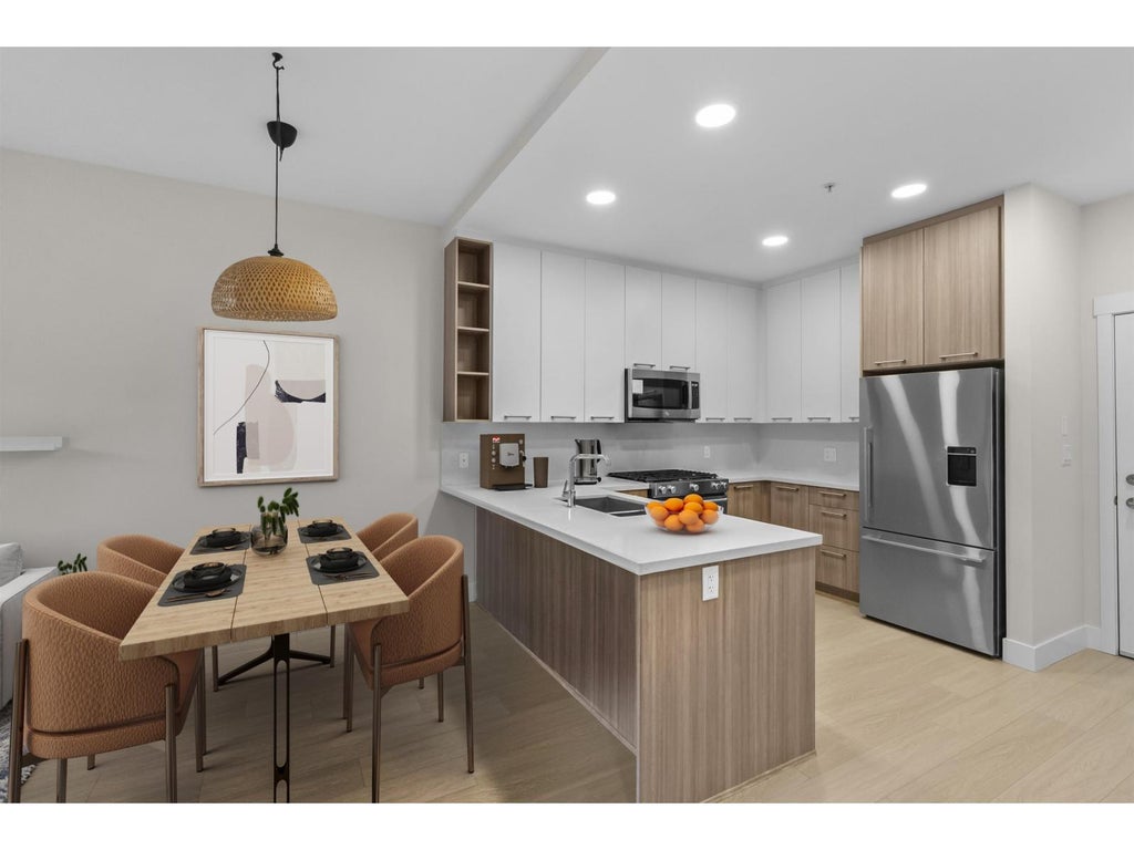 102 14022 North Bluff Road, White Rock