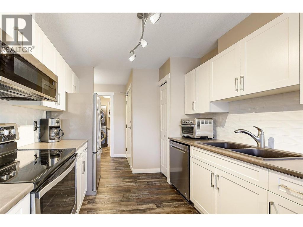 3842 Gordon Drive Unit# 216, Kelowna