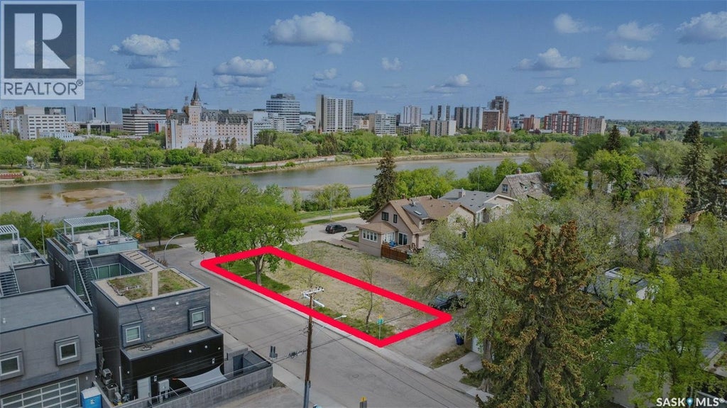 702 Saskatchewan Crescent E, Saskatoon