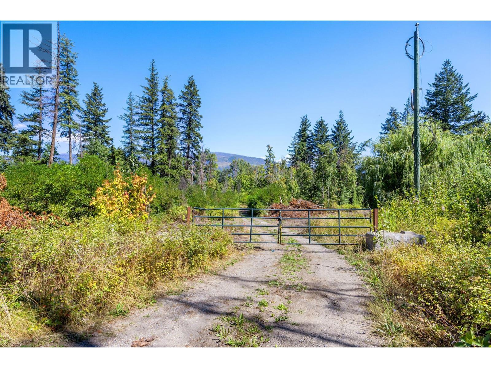 663 Waverly Park Frontage Road. Sorrento, British Columbia