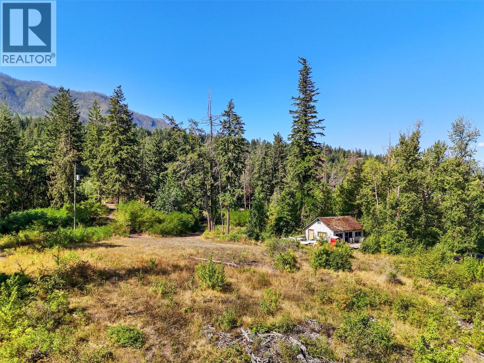 663 Waverly Park Frontage Road. Sorrento, British Columbia