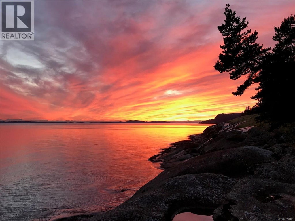 608 & 610 Tumbo Channel Road, Saturna Island