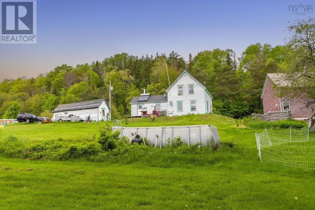 535 E River East Side Road, Glencoe