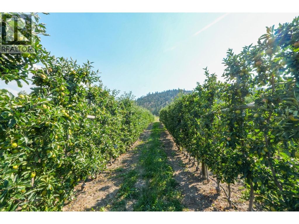 9827 Gillard Avenue, Summerland