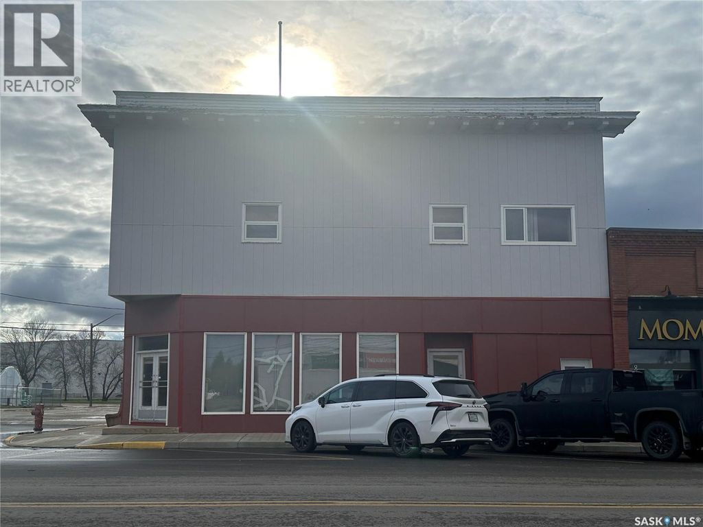 136 Center Street, Assiniboia