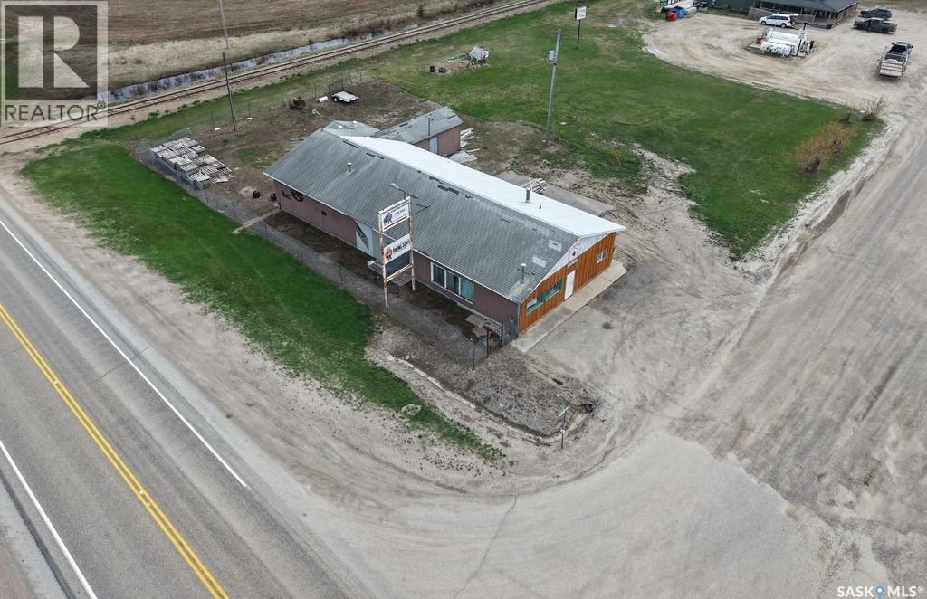 100 Railway Avenue, White Fox