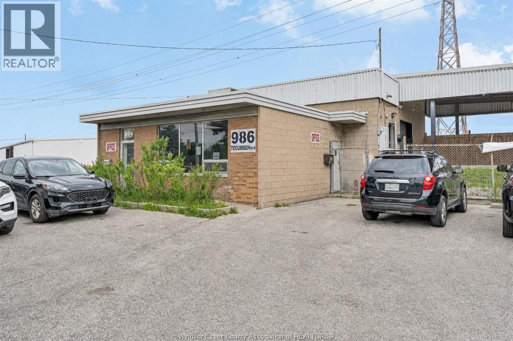 986 Tecumseh Road West, Windsor