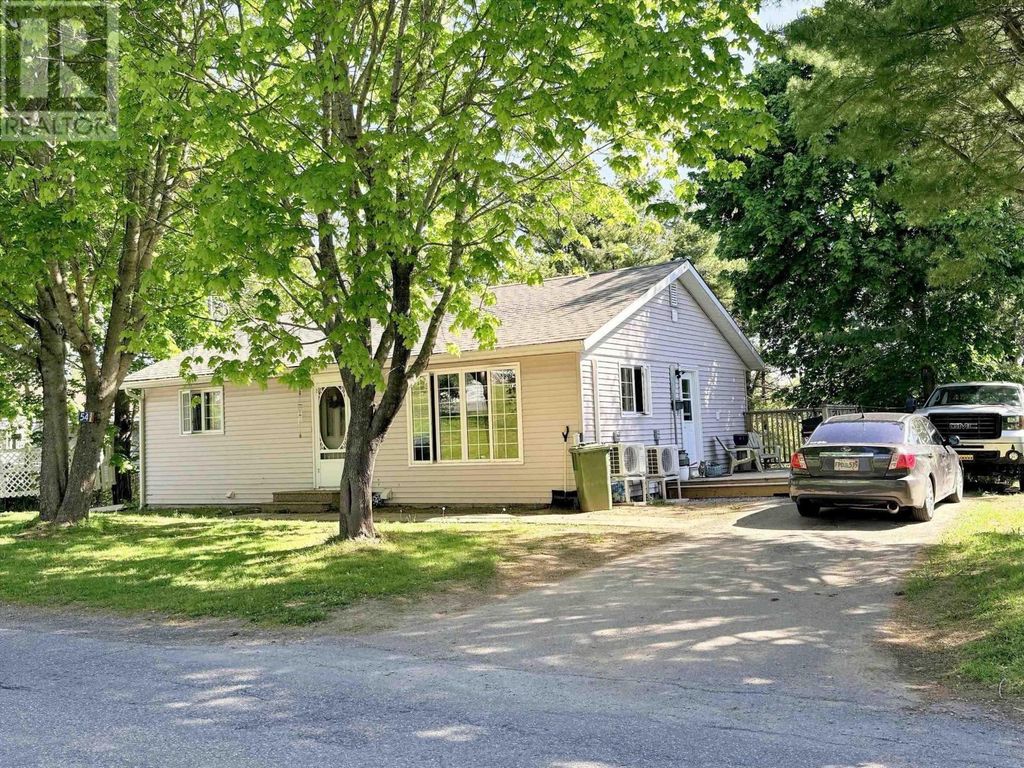 54 Maple Avenue, Lunenburg