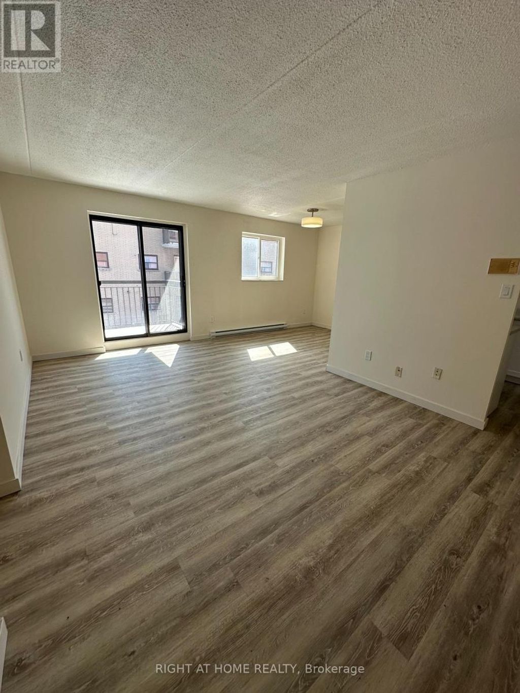 201 - 555 Oxford Street, Oshawa (vanier)