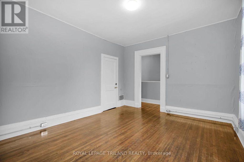 2 - 122 Centre Street, St. Thomas