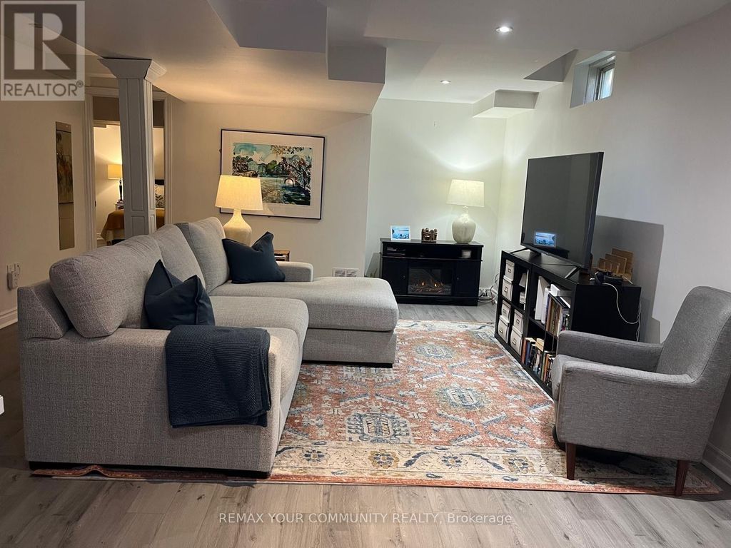 375 Woodfern Way S, Newmarket (woodland Hill)