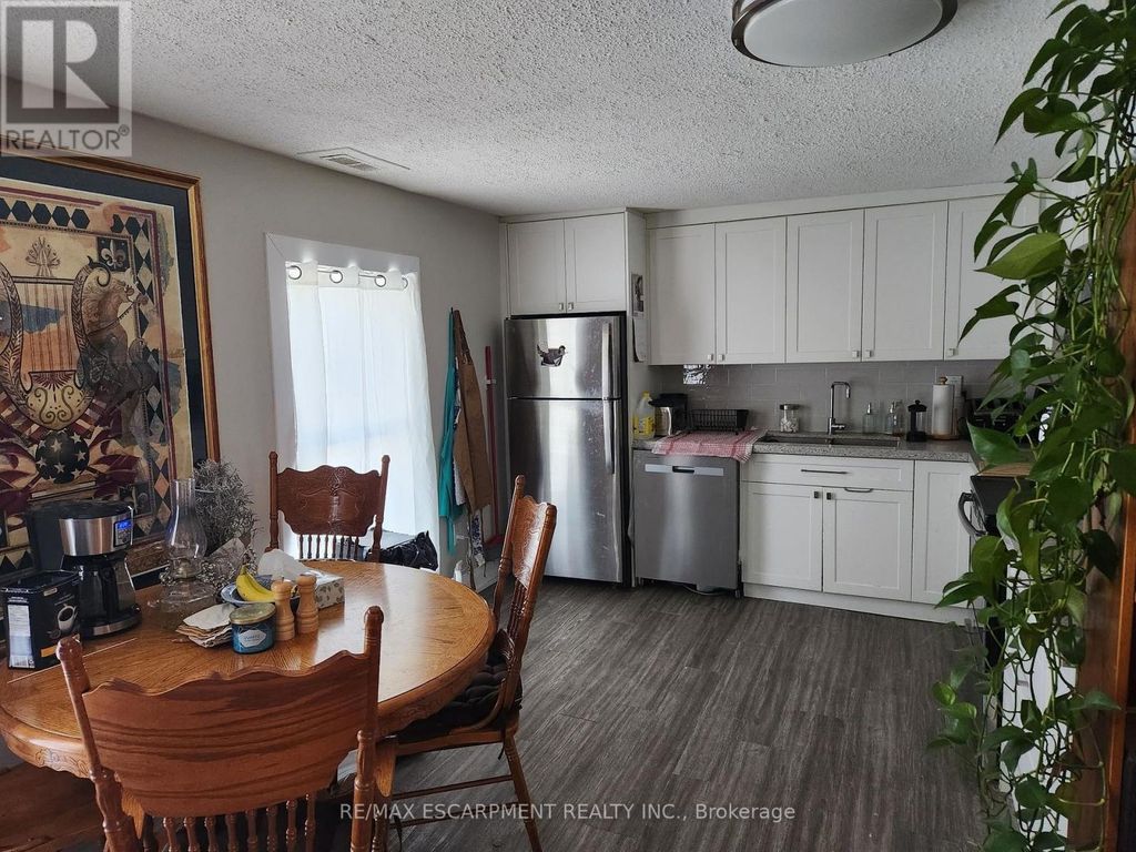 Upper - 20 Hetherington Street, St. Catharines (downtown)