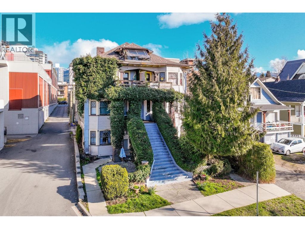 160 E 10th Street, North Vancouver