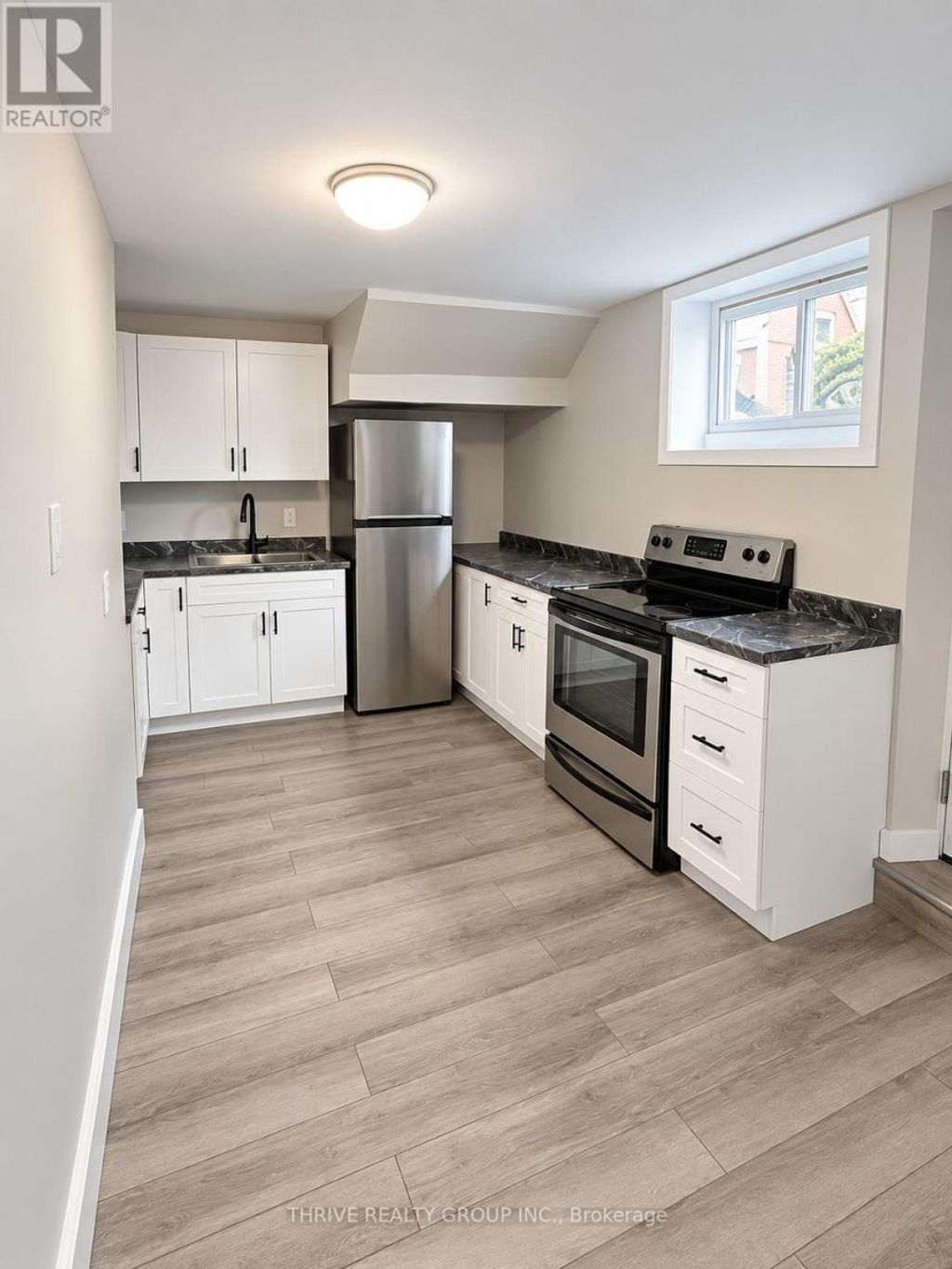3 - 118 Pine Lawn Avenue, London East (east M)