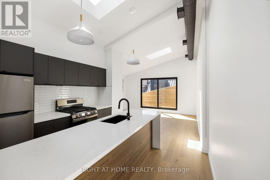 Upper - 86 Lansdowne Avenue, Toronto (roncesvalles)