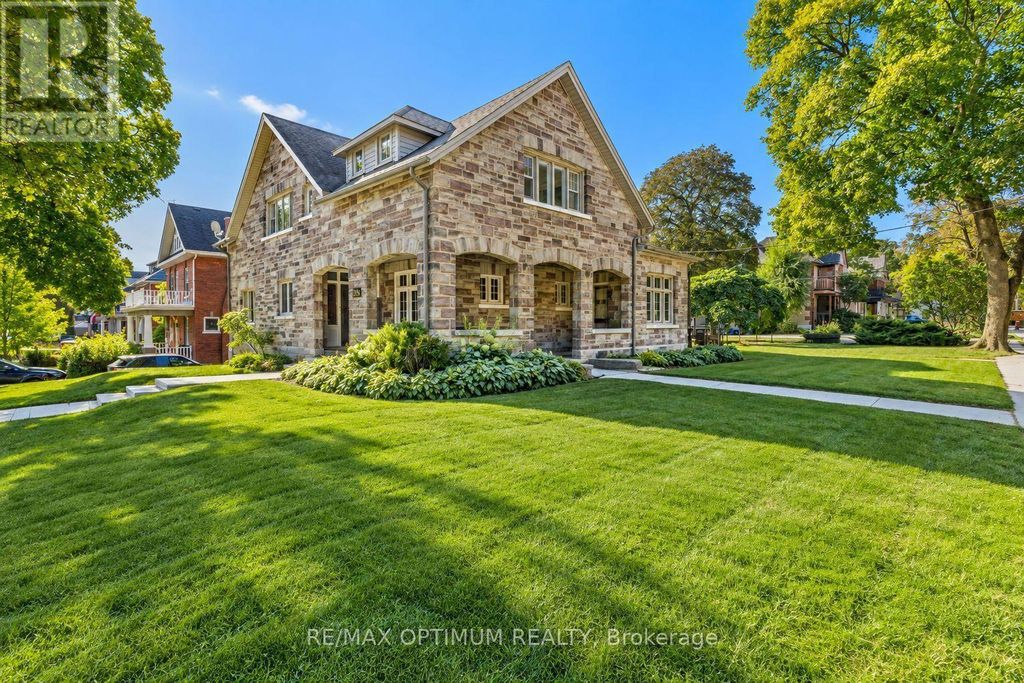 916 Queenston Road, Cambridge