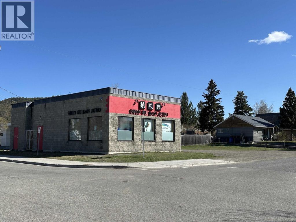 125 Cedar Avenue, 100 Mile House