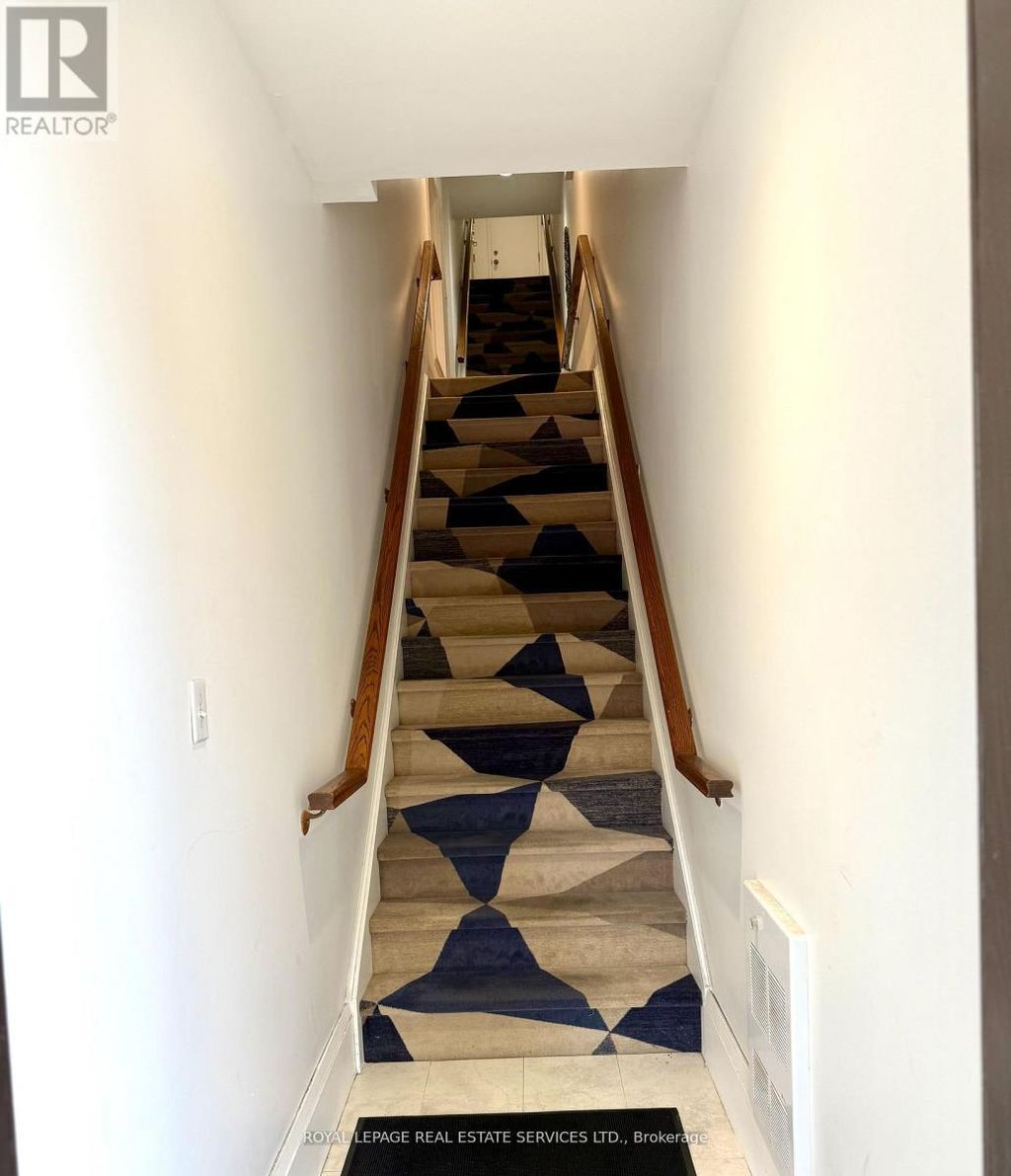 130 Thomas Street, Oakville (oo Old Oakville)