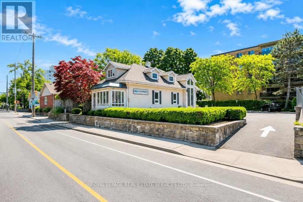 34 Rebecca Street, Oakville (co Central)