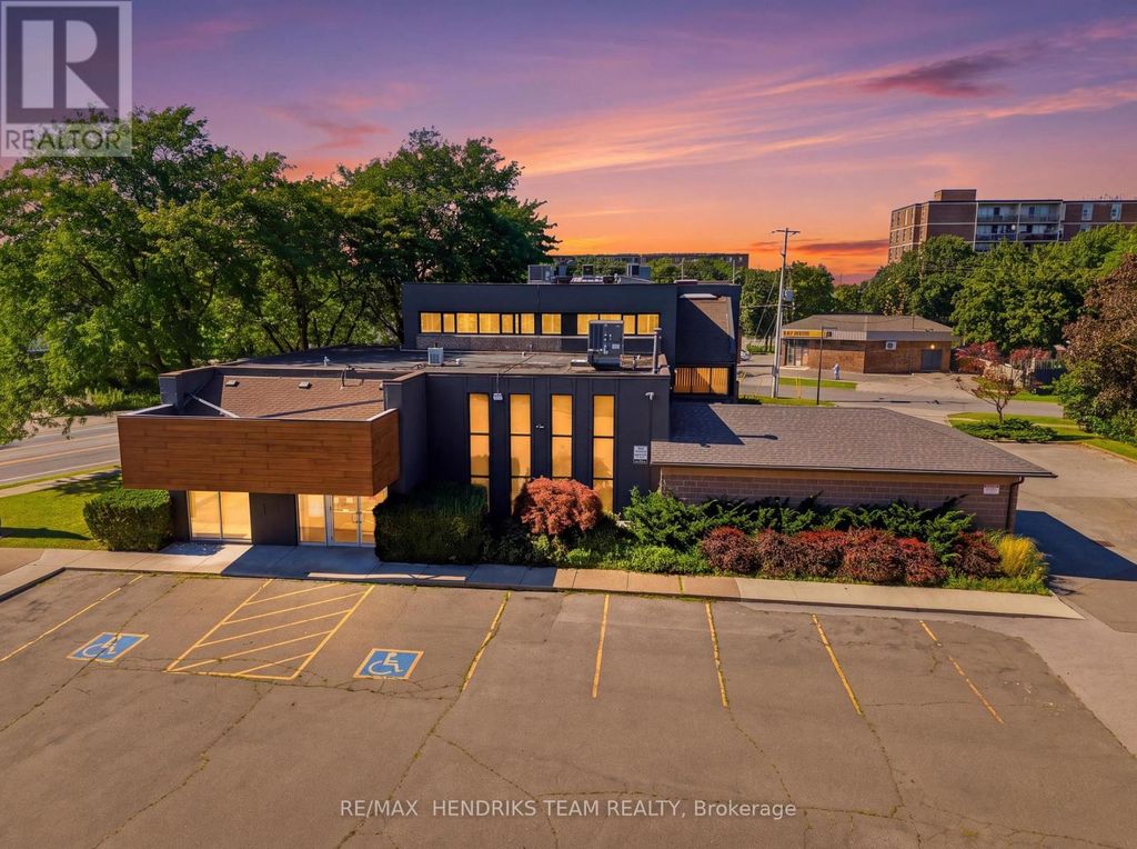 320 Vine Street, St. Catharines (carlton/bunting)
