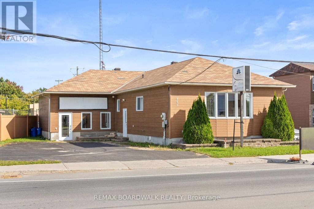 921 Notre Dame Street, Russell