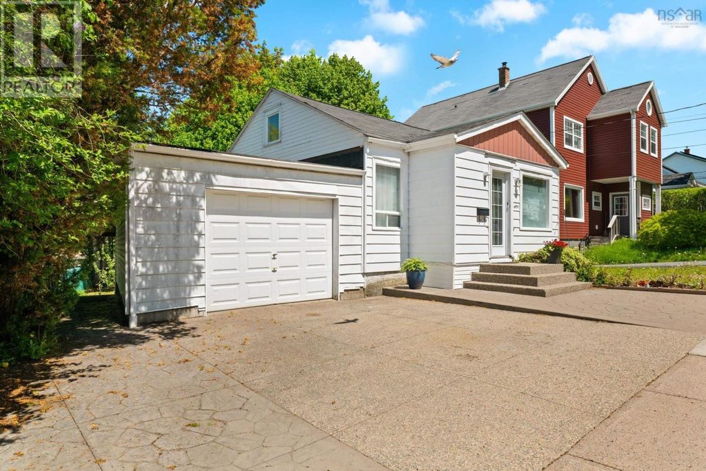 6477 Roslyn Road, Halifax