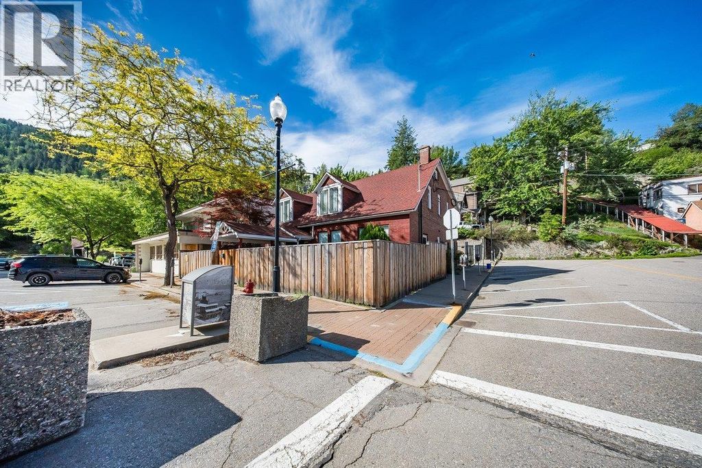 1500 Cedar Avenue, Trail
