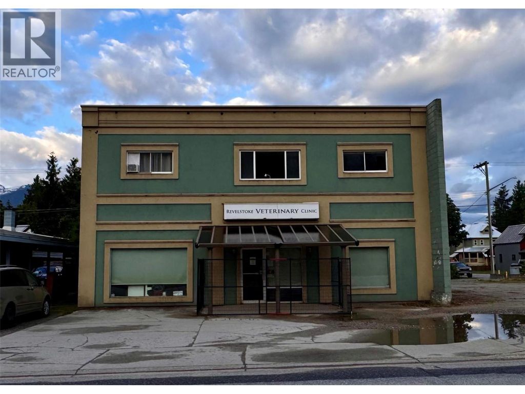 717 Victoria Road W, Revelstoke